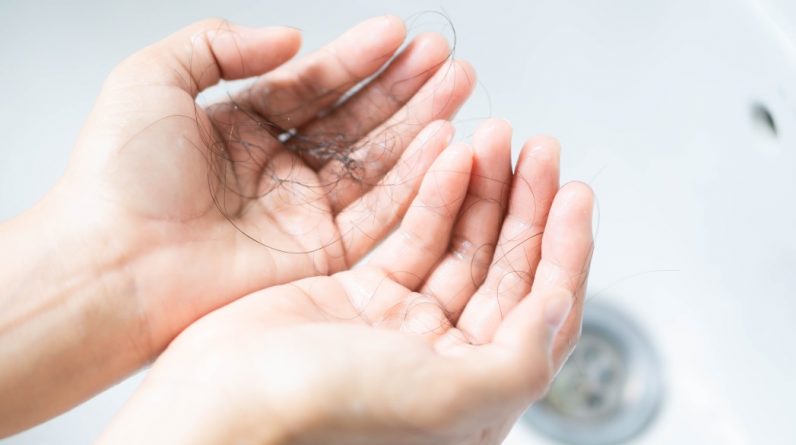 closeup hair loss on woman hand in the bathroom t20 zLk7XG